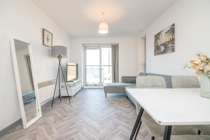 Elegant gestaltetes Wohnzimmer mit moderner Einrichtung in einer Wohnung im Building Suffolk Street Queensway - balloon-bnb - 1346586 in Birmingham District, Birmingham