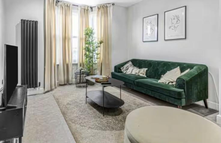 Salle de séjour élégante avec mobilier moderne dans un appartement à Building Annandale Road - balloon-bnb - 1346601 à Royal Borough of Greenwich, London