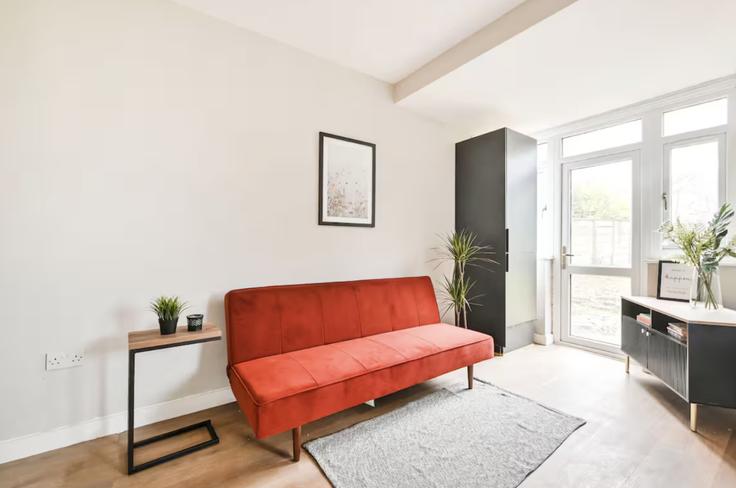 Elegante sala de estar con mobiliario moderno en un apartamento en Building Rochester Way - balloon-bnb - 1346602 en Royal Borough of Greenwich, London