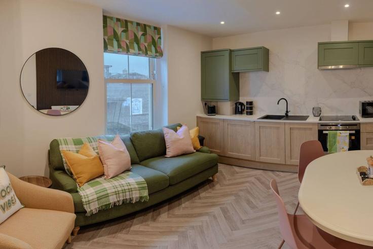 Salle de séjour élégante avec mobilier moderne dans un appartement à Building Buckwell Street - balloon-bnb - 1346605 à Plymouth, Plymouth