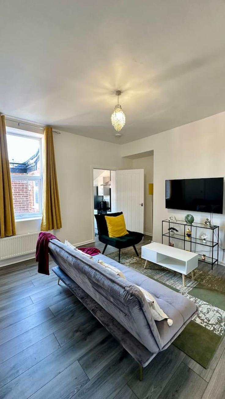 Salle de séjour élégante avec mobilier moderne dans un appartement à Building Russell Street - balloon-bnb - 1353180 à South Tyneside, Jarrow