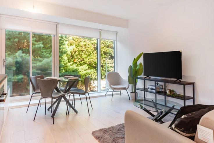 Sala de estar elegantemente projetada com móveis modernos em um apartamento no Building Great West Road - balloon-bnb - 1363961 em London Borough of Hounslow, Brentford