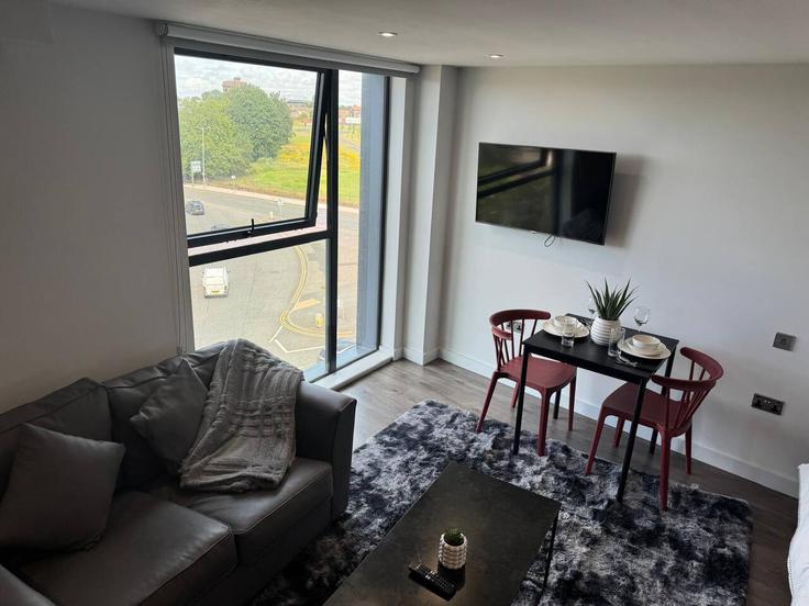 Sala de estar elegantemente projetada com móveis modernos em um apartamento no Building Low Hill - balloon-bnb - 1363962 em Liverpool, Liverpool