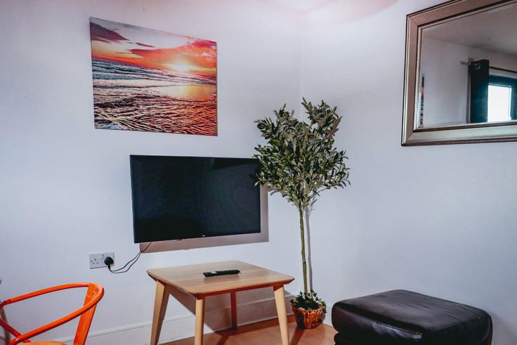 Sala de estar elegantemente projetada com móveis modernos em um apartamento no Building Clayton Road - balloon-bnb - 1366722 em London Borough of Hillingdon, Hayes