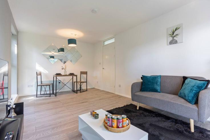 Elegante sala de estar con mobiliario moderno en un apartamento en Building Seymour Close - balloon-bnb - 1368797 en Birmingham District, Birmingham Elegante sala de estar con mobiliario moderno en un apartamento en Building Seymour Close - balloon-bnb - 1368797 en Birmingham District, Birmingham