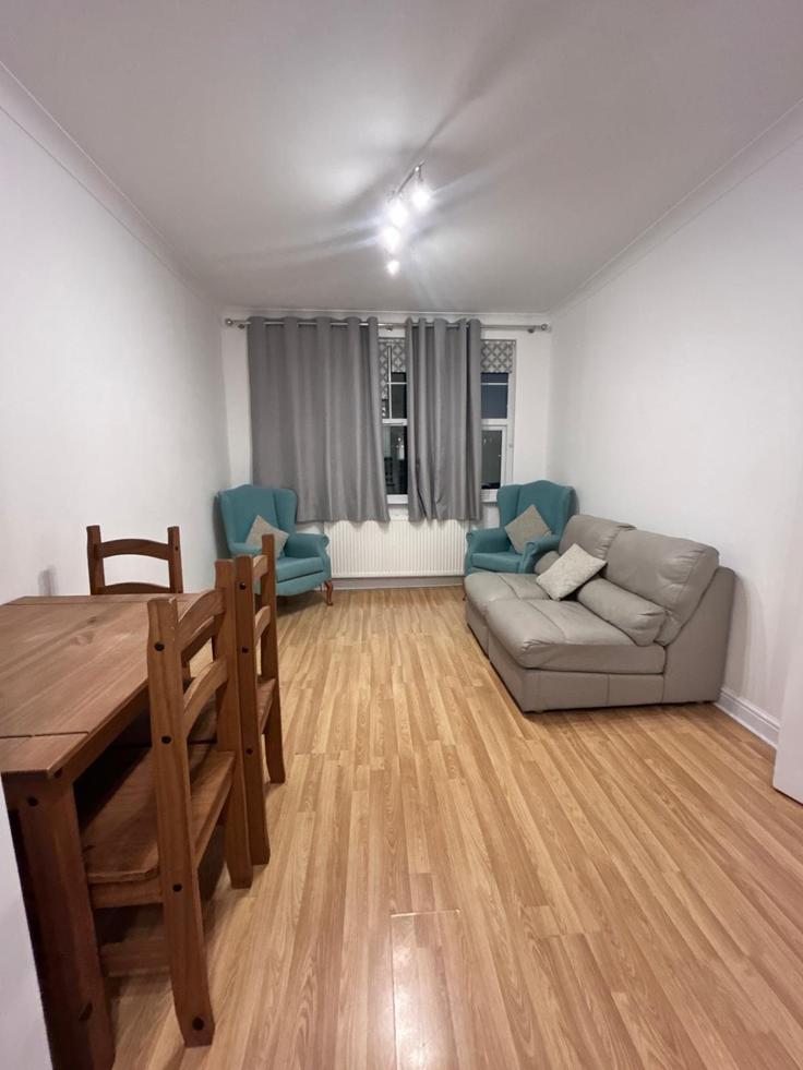 Elegante sala de estar con mobiliario moderno en un apartamento en Building Lascotts Road - balloon-bnb - 1373023 en London Borough of Haringey, London