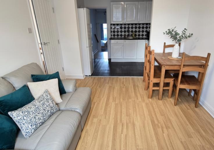 Elegante sala de estar con mobiliario moderno en un apartamento en Building Lascotts Road - balloon-bnb - 1373023 en London Borough of Haringey, London