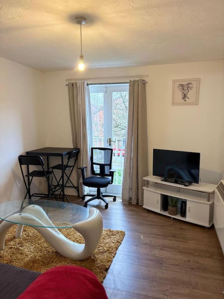 Sala de estar elegantemente projetada com móveis modernos em um apartamento no Building Rabournmead Drive - balloon-bnb - 1378954 em London Borough of Hillingdon, Northolt