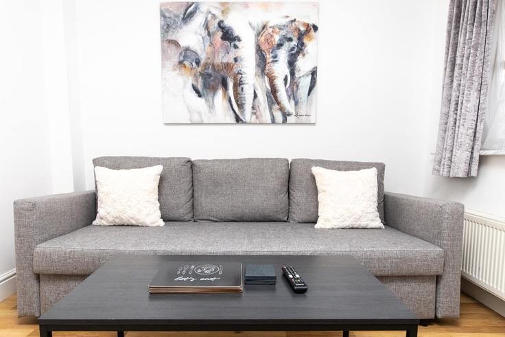 Runnymede District, Egham에 위치한 Building Rusham Road - balloon-bnb - 1388352 유닛의 세련된 인테리어가 돋보이는 거실 Runnymede District, Egham에 위치한 Building Rusham Road - balloon-bnb - 1388352 유닛의 세련된 인테리어가 돋보이는 거실