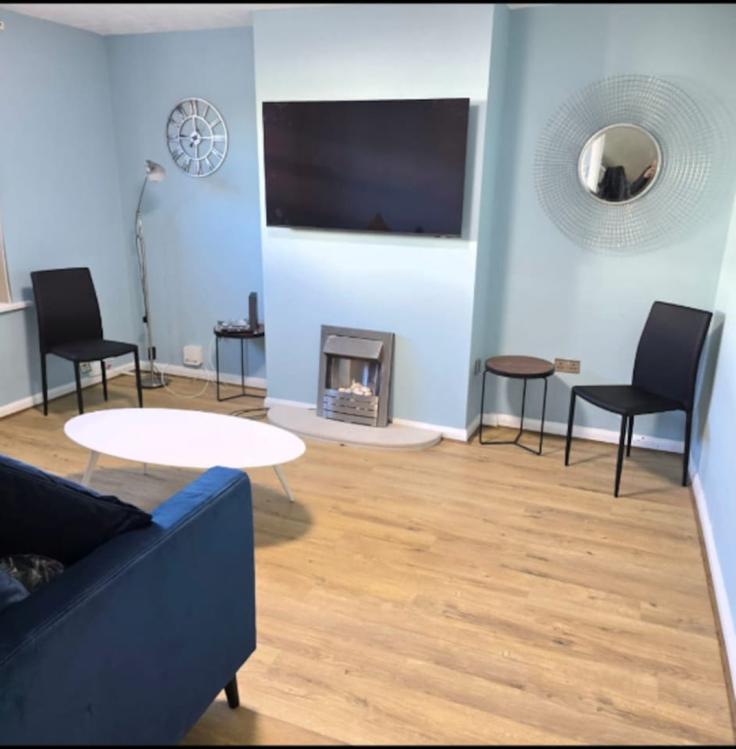 Dudley Metropolitan Borough of DudleyのBuilding Griffin Street - balloon-bnb - 1388353のアパートメントにある、モダンな家具を備えたエレガントなデザインのリビングルーム Dudley Metropolitan Borough of DudleyのBuilding Griffin Street - balloon-bnb - 1388353のアパートメントにある、モダンな家具を備えたエレガントなデザインのリビングルーム