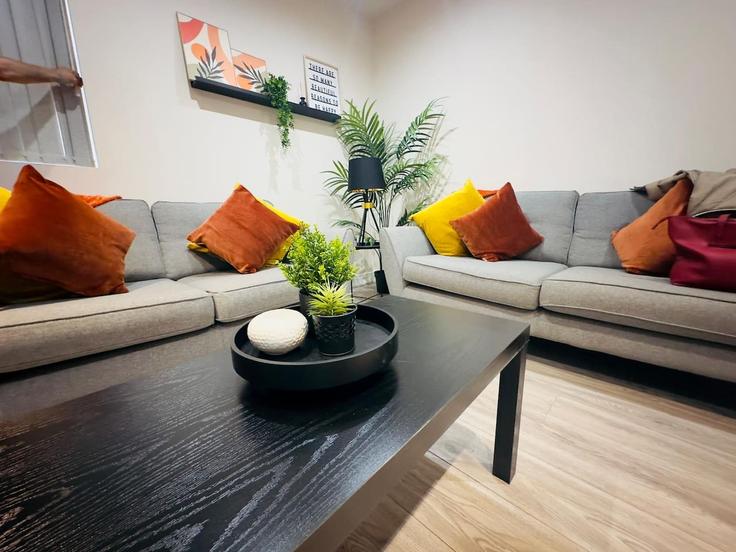 Salle de séjour élégante avec mobilier moderne dans un appartement à Building Lovat Road - balloon-bnb - 1388354 à City of Preston, Preston