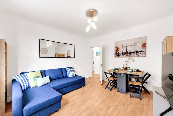 London Borough of Hammersmith and Fulham, London에 위치한 Building Fulham Palace Road - balloon-bnb - 1490234 유닛의 세련된 인테리어가 돋보이는 거실