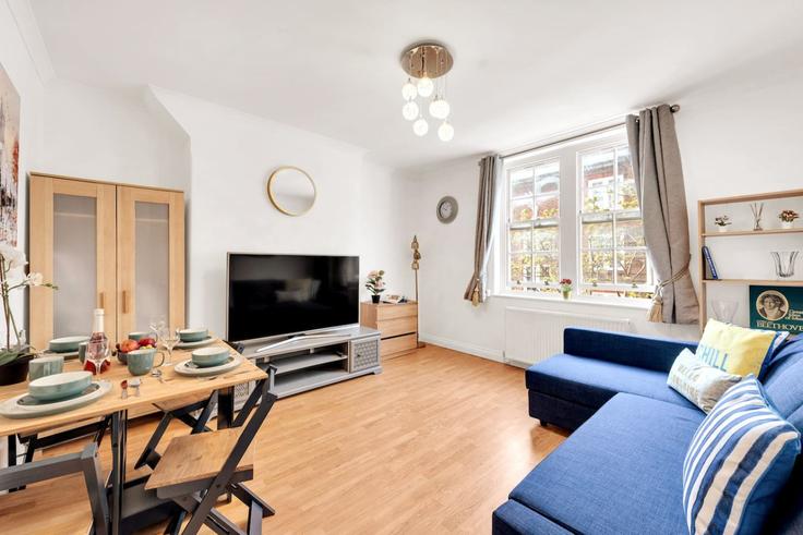 London Borough of Hammersmith and Fulham, London에 위치한 Building Fulham Palace Road - balloon-bnb - 1490234 유닛의 세련된 인테리어가 돋보이는 거실 London Borough of Hammersmith and Fulham, London에 위치한 Building Fulham Palace Road - balloon-bnb - 1490234 유닛의 세련된 인테리어가 돋보이는 거실