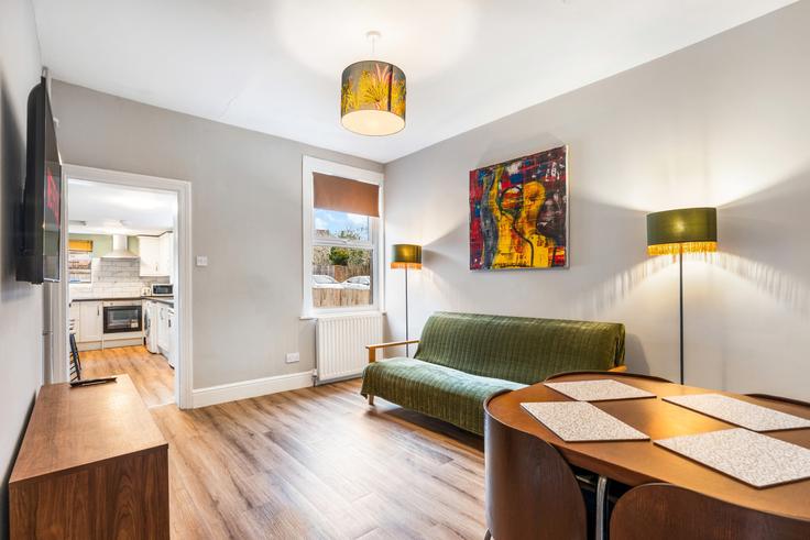 Elegante sala de estar con mobiliario moderno en un apartamento en Building Park Street - balloon-bnb - 1497793 en Horsham District, Horsham