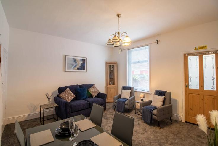 Elegant gestaltetes Wohnzimmer mit moderner Einrichtung in einer Wohnung im Building Alice Street - balloon-bnb - 1498598 in South Tyneside, South Shields