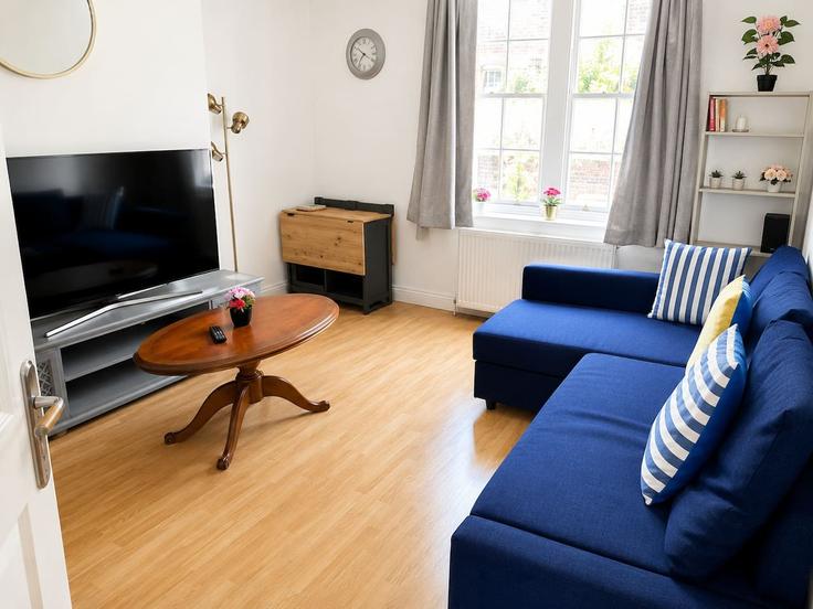 Salle de séjour élégante avec mobilier moderne dans un appartement à Building Queensthorpe Road - balloon-bnb - 1579056 à London Borough of Lewisham, London