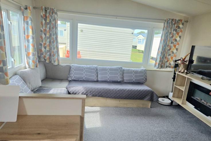Salle de séjour élégante avec mobilier moderne dans un appartement à Building Hythe Road - balloon-bnb - 1643584 à Folkestone & Hythe District, Romney Marsh