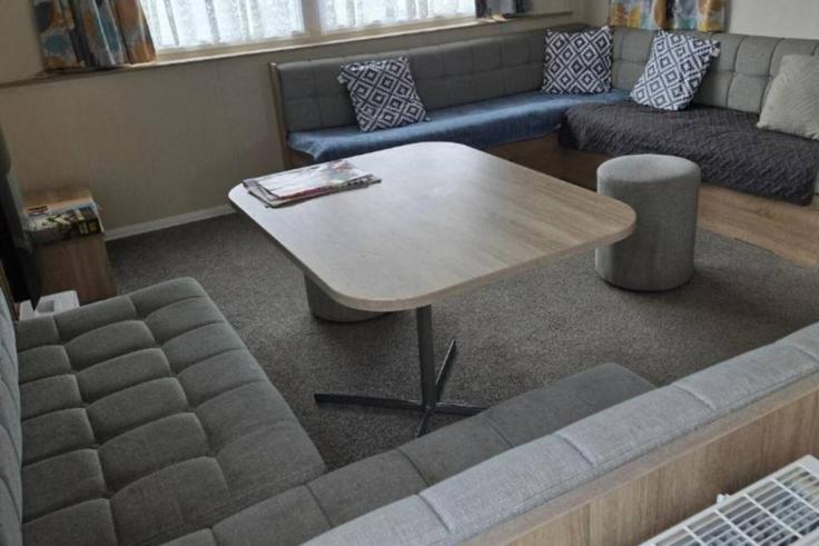 Salle de séjour élégante avec mobilier moderne dans un appartement à Building Hythe Road - balloon-bnb - 1643607 à Folkestone & Hythe District, Romney Marsh
