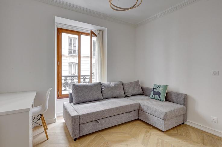 Building Rue de Nemours - bauvaut-88 - 1631318 adresindeki bir dairede modern mobilyalarla zarif bir şekilde tasarlanmış oturma odası 11th arrondissement, Paris