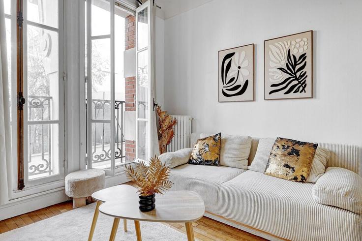 Elegante sala de estar con mobiliario moderno en un apartamento en Building Rue Firmin Gillot - bauvaut-88 - 1585463 en 15th arrondissement, Paris