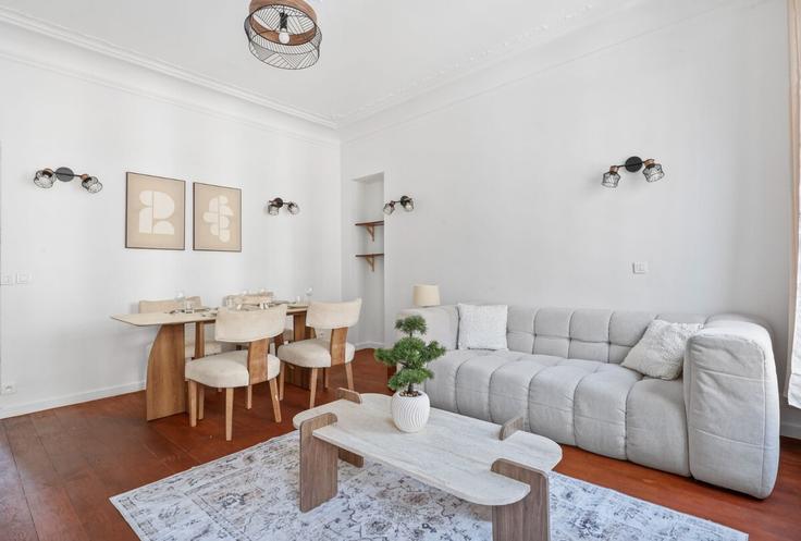 Elegante sala de estar con mobiliario moderno en un apartamento en Building Rue de Maubeuge - bauvaut-88 - 1585462 en 10th arrondissement, Paris