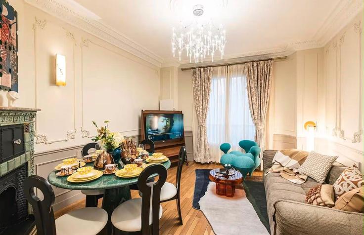 Elegant gestaltetes Wohnzimmer mit moderner Einrichtung in einer Wohnung im Building Rue Saint Charles - bauvaut-88 - 1605941 in 15th arrondissement, Paris Elegant gestaltetes Wohnzimmer mit moderner Einrichtung in einer Wohnung im Building Rue Saint Charles - bauvaut-88 - 1605941 in 15th arrondissement, Paris