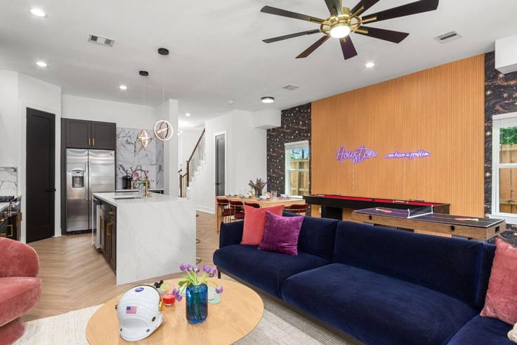 Elegant gestaltetes Wohnzimmer mit moderner Einrichtung in einer Wohnung im Building Shelby Circle - bayou-city-luxe - 1230900 - USA in Houston, Houston