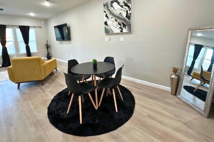 Elegant gestaltetes Wohnzimmer mit moderner Einrichtung in einer Wohnung im Building Hollyglen Drive - bayou-city-luxe - 1377438 in Houston, Houston