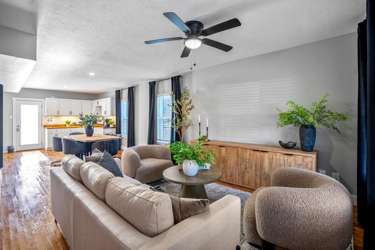 Houston HoustonのBuilding Polk Street - bayou-city-luxe - 1531107のアパートメントにある、モダンな家具を備えたエレガントなデザインのリビングルーム Houston HoustonのBuilding Polk Street - bayou-city-luxe - 1531107のアパートメントにある、モダンな家具を備えたエレガントなデザインのリビングルーム
