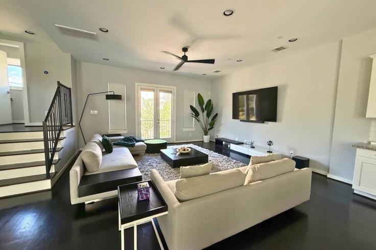 Houston, Houston에 위치한 Building McIlhenny Street - bayou-city-luxe - 1640306 유닛의 세련된 인테리어가 돋보이는 거실 Houston, Houston에 위치한 Building McIlhenny Street - bayou-city-luxe - 1640306 유닛의 세련된 인테리어가 돋보이는 거실