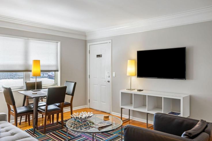 Elegant gestaltetes Wohnzimmer mit moderner Einrichtung in einer Wohnung im Building Standish Avenue Northwest - bca - 1226671 - ATL in Atlanta, Atlanta Elegant gestaltetes Wohnzimmer mit moderner Einrichtung in einer Wohnung im Building Standish Avenue Northwest - bca - 1226671 - ATL in Atlanta, Atlanta