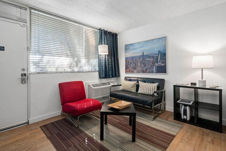 Salle de séjour élégante avec mobilier moderne dans un appartement à Building 5th Street Northwest - bca - 1226708 - ATL à Atlanta, Atlanta