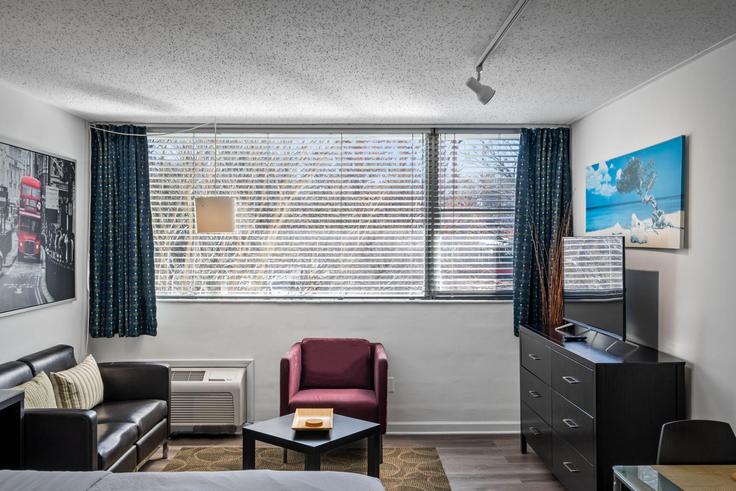 Sala de estar elegantemente projetada com móveis modernos em um apartamento no Building Standish Avenue Northwest - bca - 1226692 - ATL em Atlanta, Atlanta