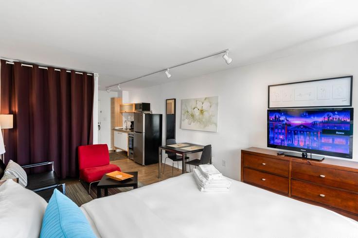 Elegant gestaltetes Wohnzimmer mit moderner Einrichtung in einer Wohnung im Building 5th Street Northwest - bca - 1226661 - ATL in Atlanta, Atlanta