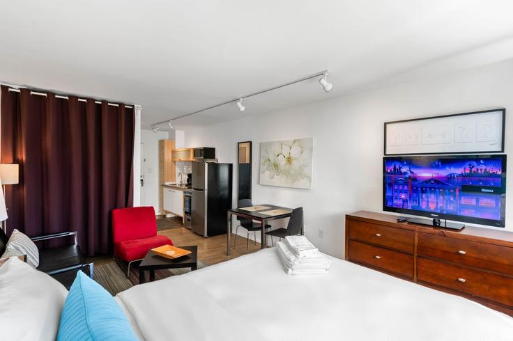 Salle de séjour élégante avec mobilier moderne dans un appartement à Building 5th Street Northwest - bca - 1226698 - ATL à Atlanta, Atlanta