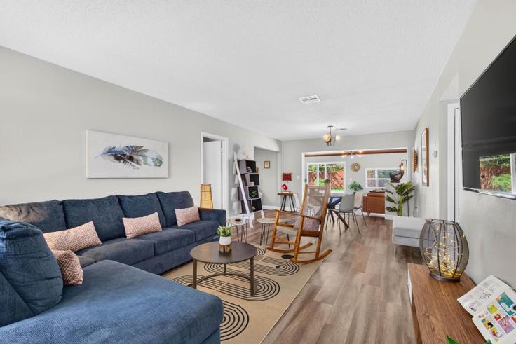 Elegant gestaltetes Wohnzimmer mit moderner Einrichtung in einer Wohnung im Building North Saint Vincent Street - beach-escape-vacation-rentals - 1596412 in Tampa, Tampa Elegant gestaltetes Wohnzimmer mit moderner Einrichtung in einer Wohnung im Building North Saint Vincent Street - beach-escape-vacation-rentals - 1596412 in Tampa, Tampa