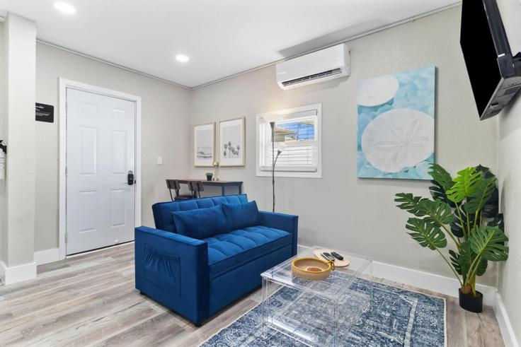 Sala de estar elegantemente projetada com móveis modernos em um apartamento no Building 71st Avenue - beach-escape-vacation-rentals - 1596420 em St. Pete Beach, St. Pete Beach Sala de estar elegantemente projetada com móveis modernos em um apartamento no Building 71st Avenue - beach-escape-vacation-rentals - 1596420 em St. Pete Beach, St. Pete Beach