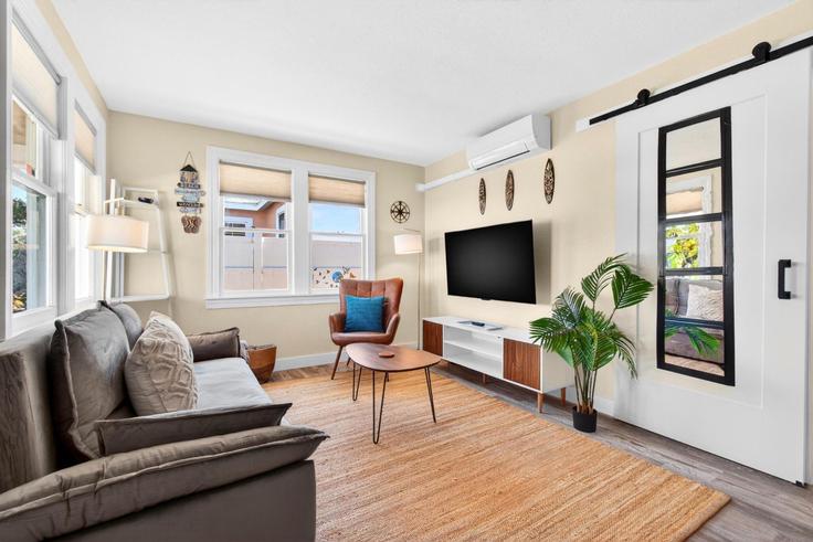 Sala de estar elegantemente projetada com móveis modernos em um apartamento no Building 71st Avenue - beach-escape-vacation-rentals - 1596428 em St. Pete Beach, St. Pete Beach Sala de estar elegantemente projetada com móveis modernos em um apartamento no Building 71st Avenue - beach-escape-vacation-rentals - 1596428 em St. Pete Beach, St. Pete Beach