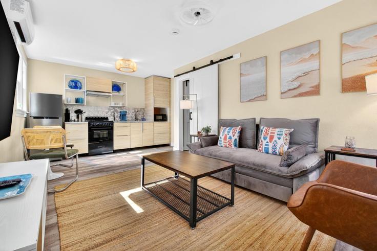 Sala de estar elegantemente projetada com móveis modernos em um apartamento no Building 71st Avenue - beach-escape-vacation-rentals - 1596431 em St. Pete Beach, St. Pete Beach Sala de estar elegantemente projetada com móveis modernos em um apartamento no Building 71st Avenue - beach-escape-vacation-rentals - 1596431 em St. Pete Beach, St. Pete Beach