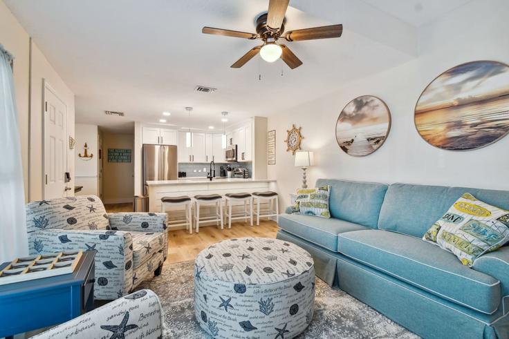 Salle de séjour élégante avec mobilier moderne dans un appartement à Building Medallion Boulevard - beach-escape-vacation-rentals - 1596438 à Madeira Beach, Madeira Beach