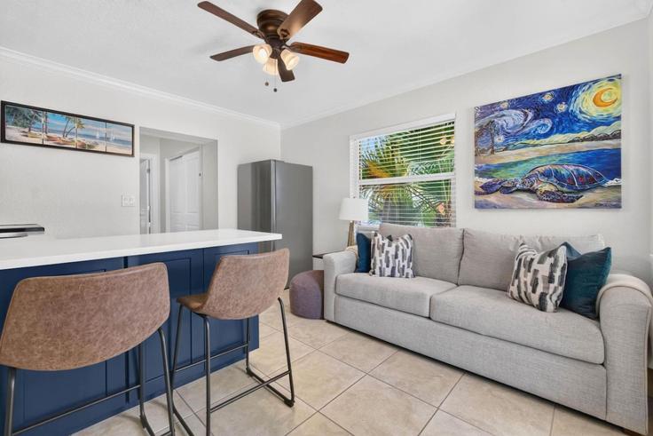 Building Gulf Boulevard - beach-escape-vacation-rentals - 1610381 adresindeki bir dairede modern mobilyalarla zarif bir şekilde tasarlanmış oturma odası Redington Shores, Redington Shores Building Gulf Boulevard - beach-escape-vacation-rentals - 1610381 adresindeki bir dairede modern mobilyalarla zarif bir şekilde tasarlanmış oturma odası Redington Shores, Redington Shores