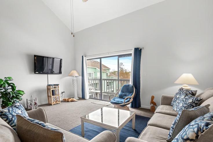 Myrtle Beach, Myrtle Beach에 위치한 Building Bent Grass Drive - beach-star-realty - 1329031 아파트의 세련된 인테리어가 돋보이는 거실 Myrtle Beach, Myrtle Beach에 위치한 Building Bent Grass Drive - beach-star-realty - 1329031 아파트의 세련된 인테리어가 돋보이는 거실