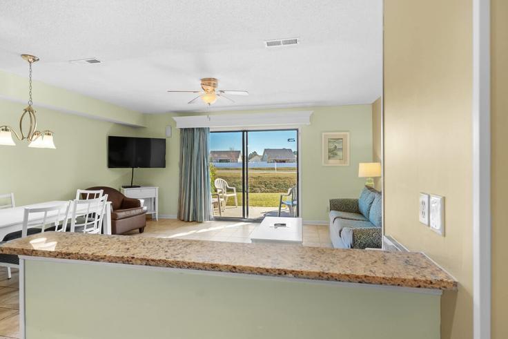 Myrtle Beach, Myrtle Beach에 위치한 Building Plantation Drive - beach-star-realty - 1330792 아파트의 세련된 인테리어가 돋보이는 거실 Myrtle Beach, Myrtle Beach에 위치한 Building Plantation Drive - beach-star-realty - 1330792 아파트의 세련된 인테리어가 돋보이는 거실