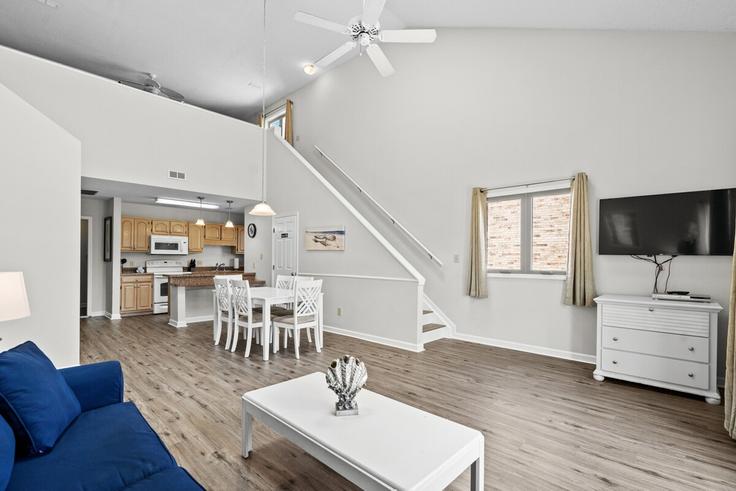 Myrtle Beach Myrtle BeachのBuilding Double Eagle Drive - beach-star-realty - 1329043のアパートメントにある、モダンな家具を備えたエレガントなデザインのリビングルーム