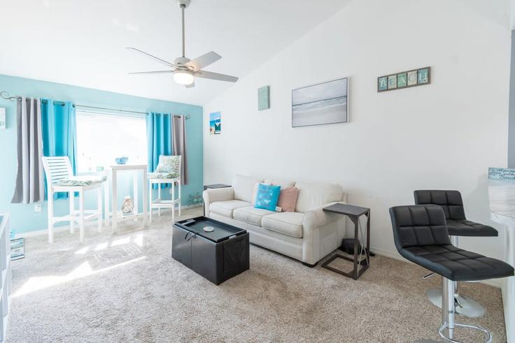 Sala de estar elegantemente projetada com móveis modernos em um apartamento no Building Ocean Park Lane - beachside - 1044326 em Cape Canaveral, Cape Canaveral Sala de estar elegantemente projetada com móveis modernos em um apartamento no Building Ocean Park Lane - beachside - 1044326 em Cape Canaveral, Cape Canaveral