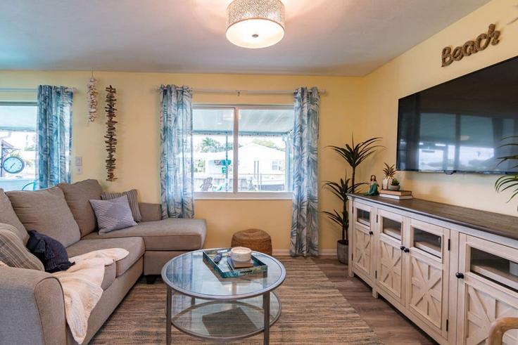 Salle de séjour élégante avec mobilier moderne dans un appartement à Building Richland Avenue - beachside - 1044313 à Merritt Island, Merritt Island Salle de séjour élégante avec mobilier moderne dans un appartement à Building Richland Avenue - beachside - 1044313 à Merritt Island, Merritt Island