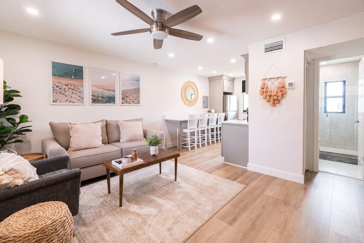 Elegante sala de estar con mobiliario moderno en un apartamento en Building South Atlantic Avenue - beachside - 1044330 en Cocoa Beach, Cocoa Beach