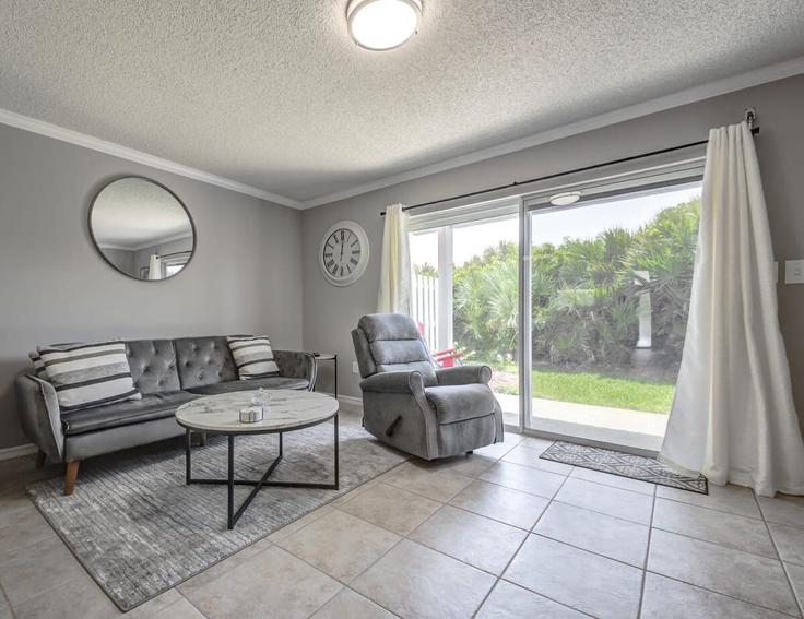 Sala de estar elegantemente projetada com móveis modernos em um apartamento no Building Mystic Drive - beachside - 1044388 em Cape Canaveral, Cape Canaveral Sala de estar elegantemente projetada com móveis modernos em um apartamento no Building Mystic Drive - beachside - 1044388 em Cape Canaveral, Cape Canaveral