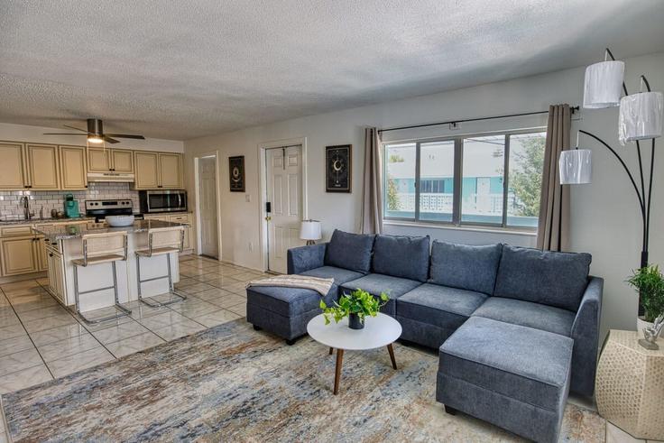Sala de estar elegantemente projetada com móveis modernos em um apartamento no Building Ridgewood Avenue - beachside - 1044383 em Cape Canaveral, Cape Canaveral Sala de estar elegantemente projetada com móveis modernos em um apartamento no Building Ridgewood Avenue - beachside - 1044383 em Cape Canaveral, Cape Canaveral