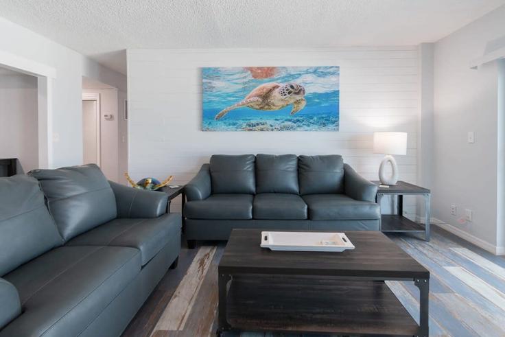 Elegante sala de estar con mobiliario moderno en un apartamento en Building Jimmy Buffett Memorial Highway - beachside - 1044403 en South Patrick Shores, South Patrick Shores